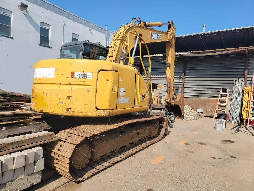 حفار Deere للبيع في دمشق, Deere 135C موديل 2004 تواجد دمشق, أفضل موقع لبيع الشاحنات والمعدات الثقيلة في سوريا