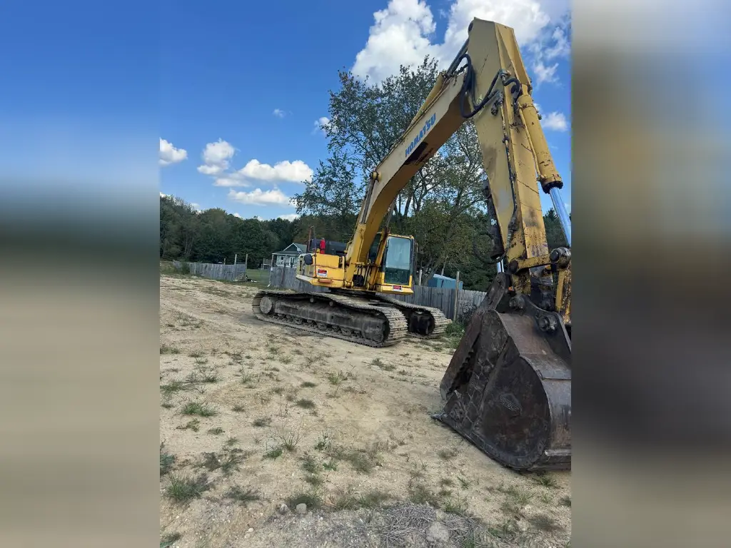 Komatsu Excavator for sale in Idlib, Komatsu PC400LC model 2008, located in Idlib, the best site for selling trucks and heavy equipment in Syria