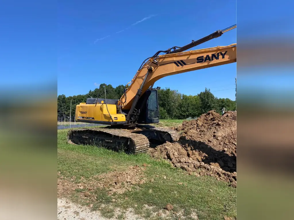 حفار Sany للبيع في ادلب, Sany 235Cs موديل 2013 تواجد ادلب, أفضل موقع لبيع الشاحنات والمعدات الثقيلة في سوريا