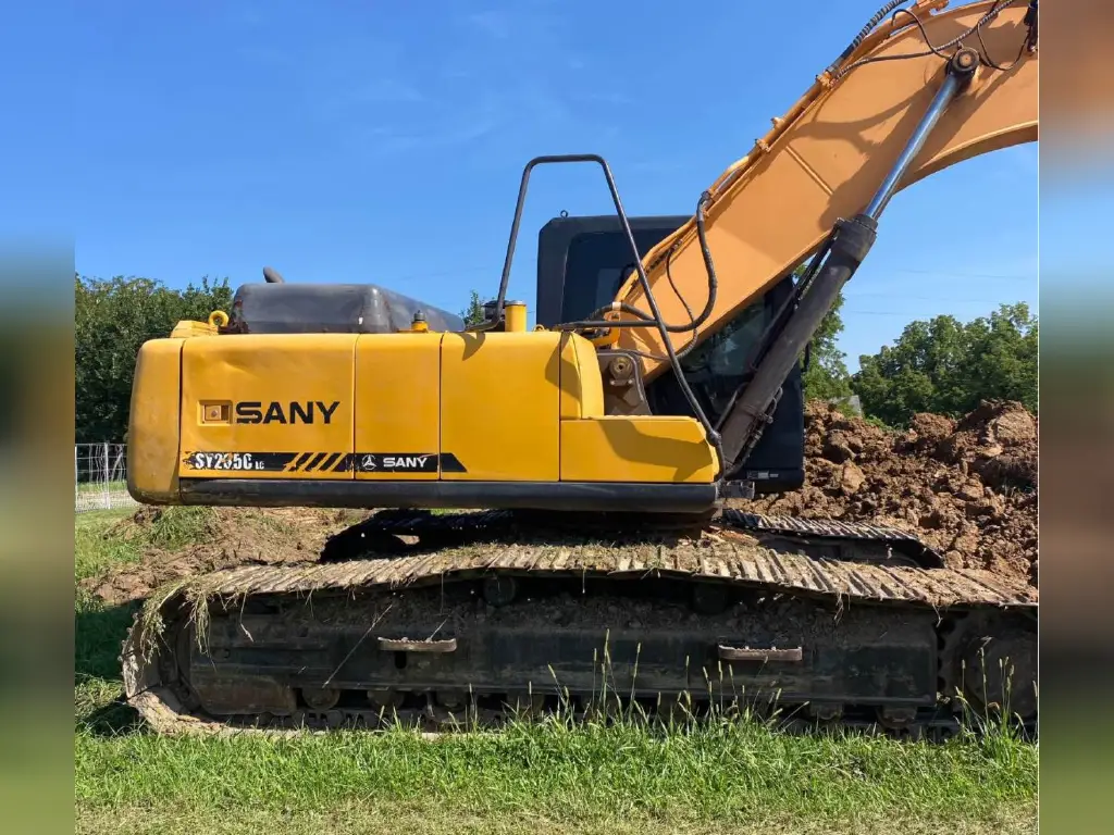 حفار Sany للبيع في ادلب, Sany 235Cs موديل 2013 تواجد ادلب, أفضل موقع لبيع الشاحنات والمعدات الثقيلة في سوريا