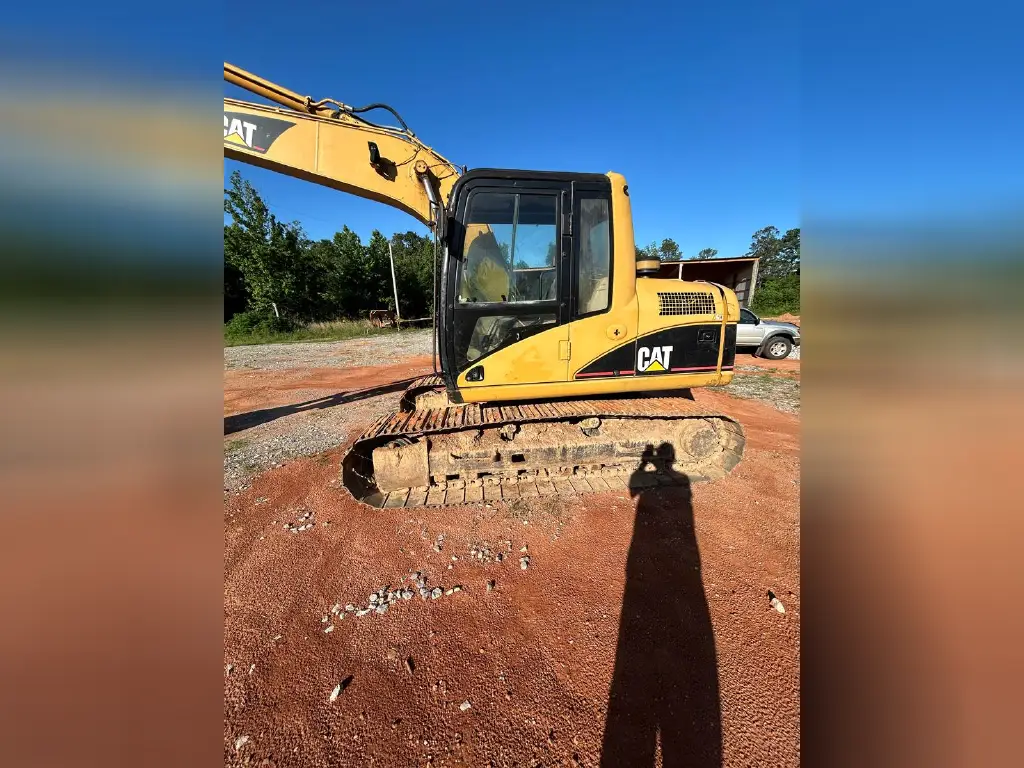 Caterpillar excavator for sale in Idlib, Caterpillar 312CLs, 2007 model, located in Idlib, the best site for selling trucks and heavy equipment in Syria