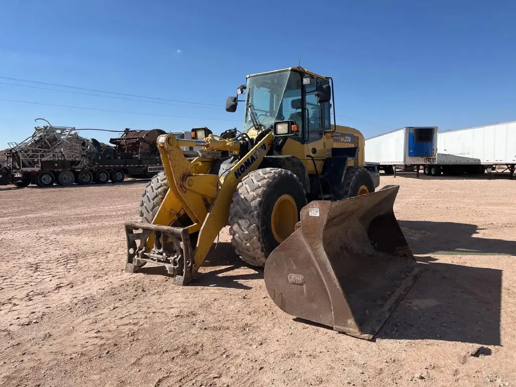 KOMATSU loader for sale in Aleppo, KOMATSU WA270, 2015 model, located in Aleppo, the best site for selling trucks and heavy equipment in Syria