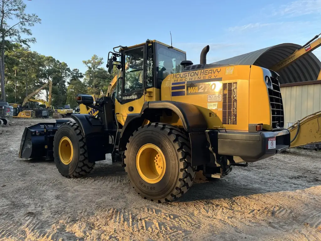 KOMATSU loader for sale in Aleppo, KOMATSU WA270, 2020 model, located in Aleppo, the best site for selling trucks and heavy equipment in Syria