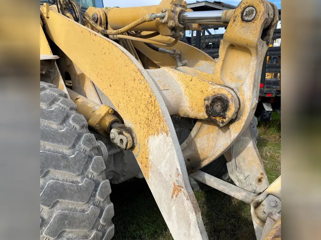 Caterpillar loader for sale in Aleppo, Caterpillar 950Gs model 1999 located in Aleppo, the best site for selling trucks and heavy equipment in Syria