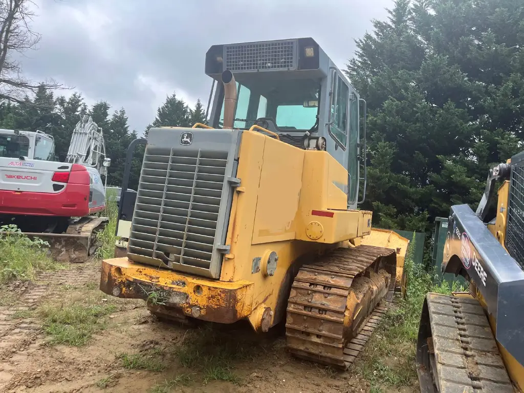 Deere loader for sale in Aleppo, Deere 755C model 2005 available in Aleppo, the best site for selling trucks and heavy equipment in Syria