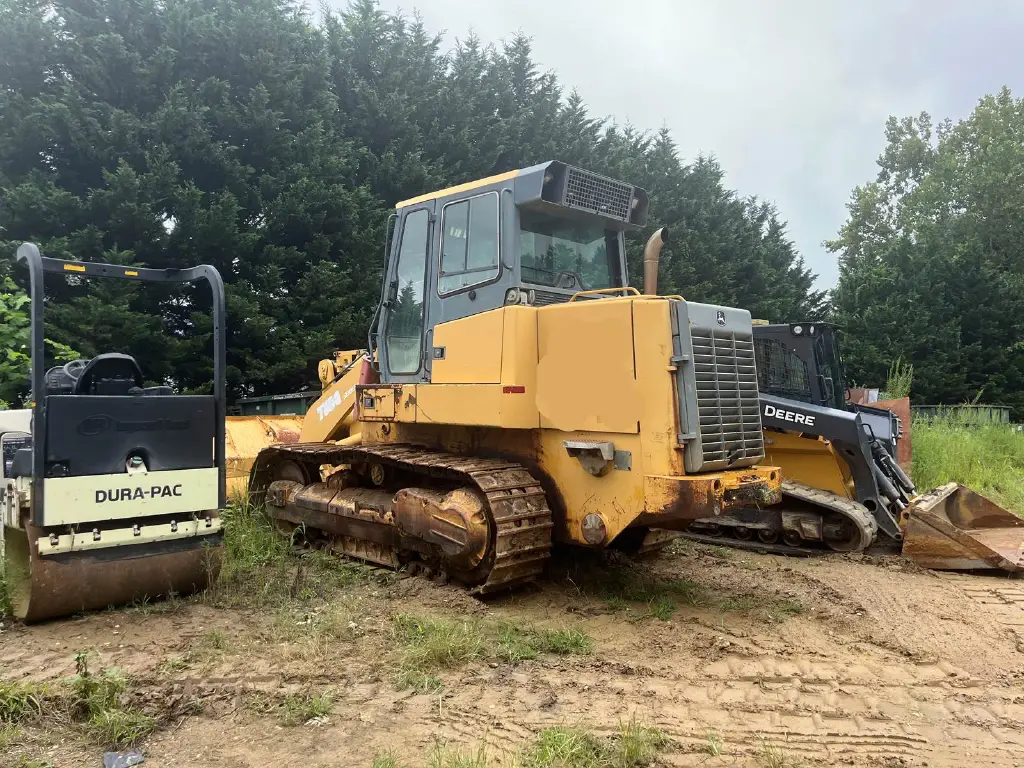 Deere loader for sale in Aleppo, Deere 755C model 2005 available in Aleppo, the best site for selling trucks and heavy equipment in Syria