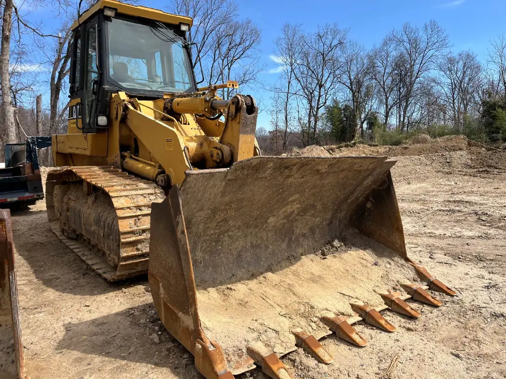 Caterpillar loader for sale in Aleppo, Caterpillar 963Cs model 2000 located in Aleppo, the best site for selling trucks and heavy equipment in Syria