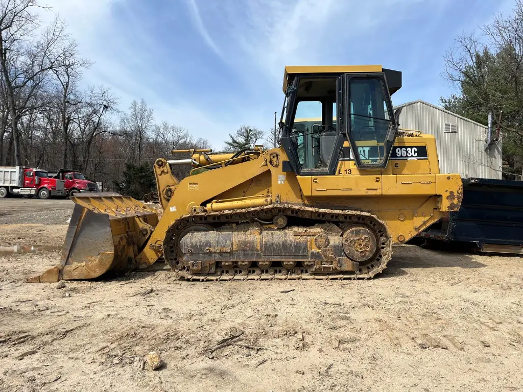 Caterpillar loader for sale in Aleppo, Caterpillar 963Cs model 2000 located in Aleppo, the best site for selling trucks and heavy equipment in Syria