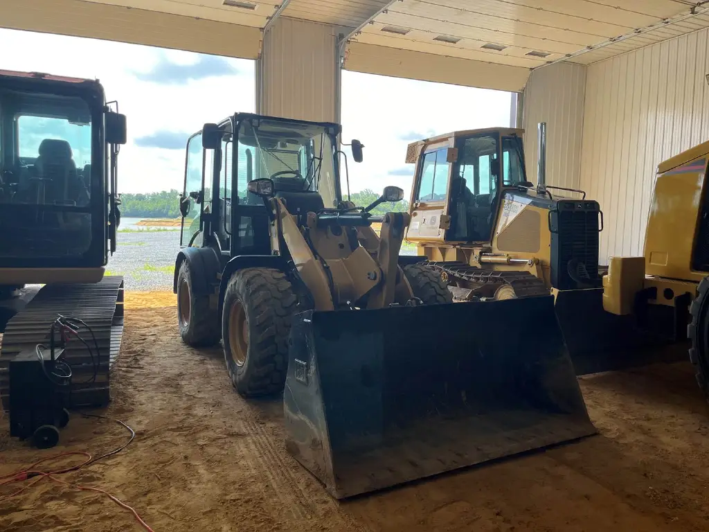 Caterpillar loader for sale in Aleppo, Caterpillar 908Ms model 2000 located in Aleppo, the best site for selling trucks and heavy equipment in Syria