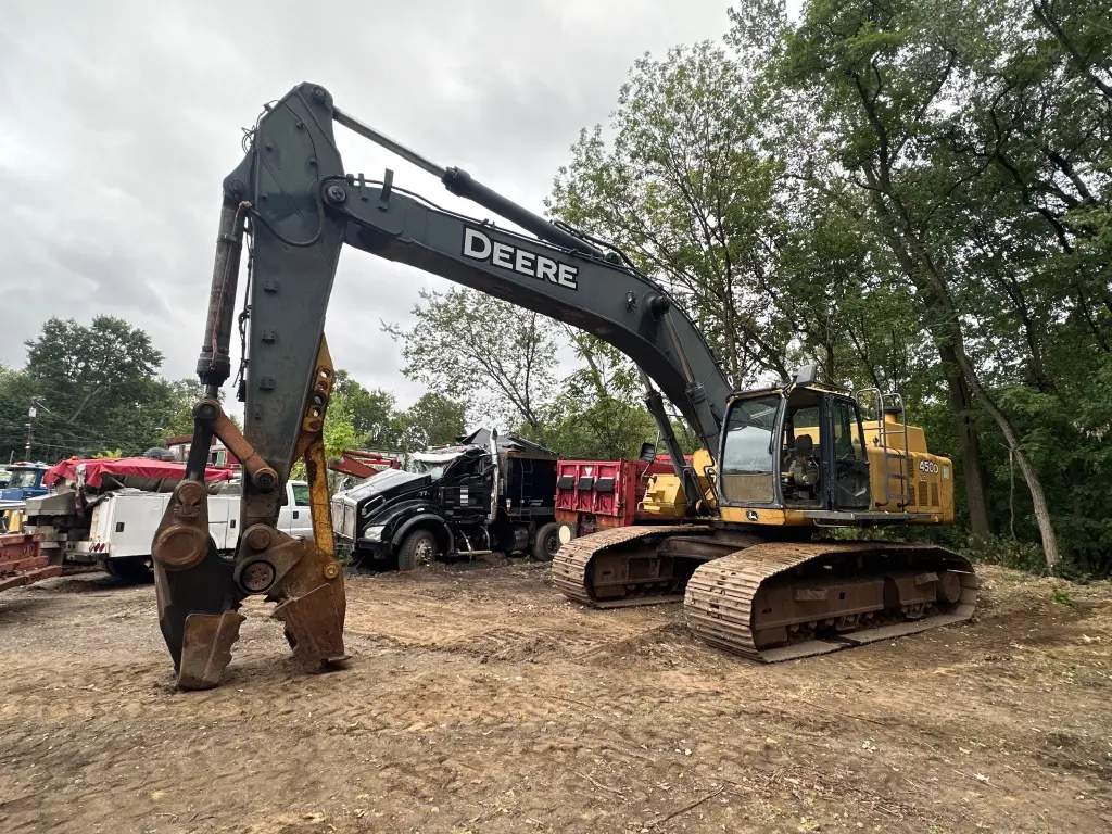 DEERE Excavator for sale in Homs, DEERE 450D model 2011 located in Homs, the best site for selling trucks and heavy equipment in Syria