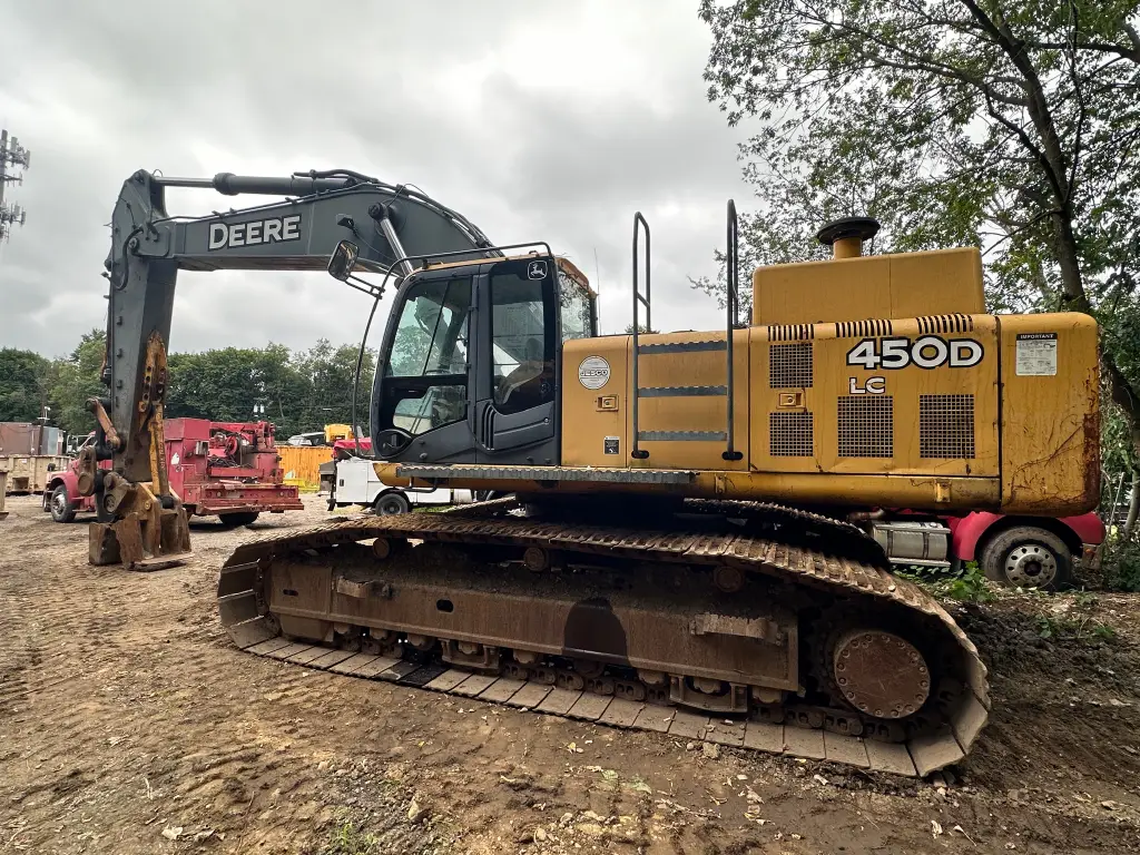 DEERE Excavator for sale in Homs, DEERE 450D model 2011 located in Homs, the best site for selling trucks and heavy equipment in Syria
