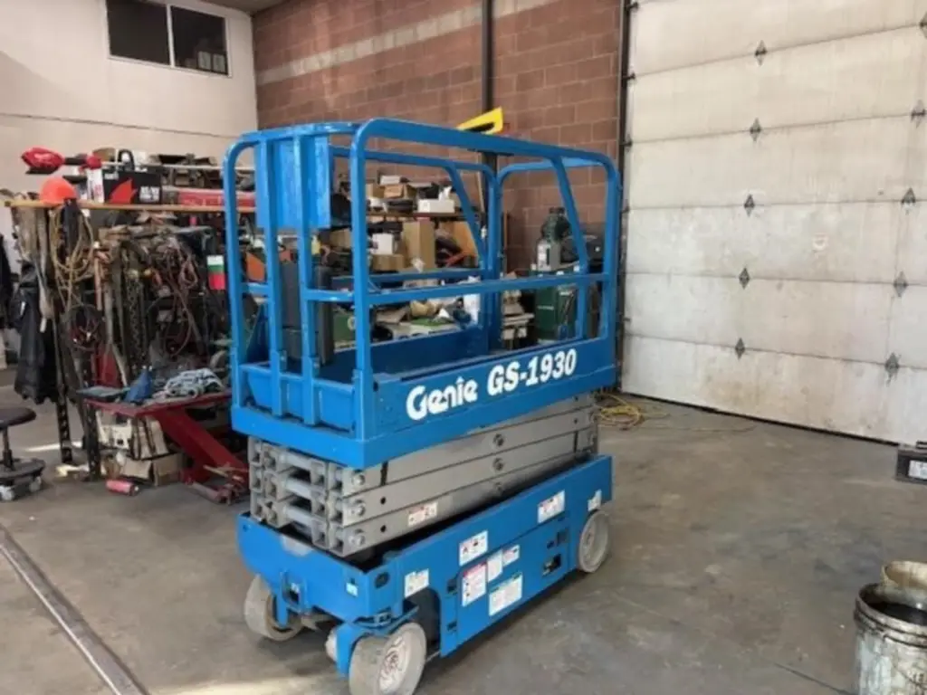 GENIE scissor lift for sale in Damascus, GENIE GS1930s model 2016 located in Damascus, the best site for selling trucks and heavy equipment in Syria