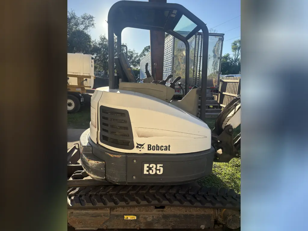 BOBCAT Excavator for sale in Damascus, BOBCAT 35s model 2014, located in Damascus. The best site for selling trucks and heavy equipment in Syria.