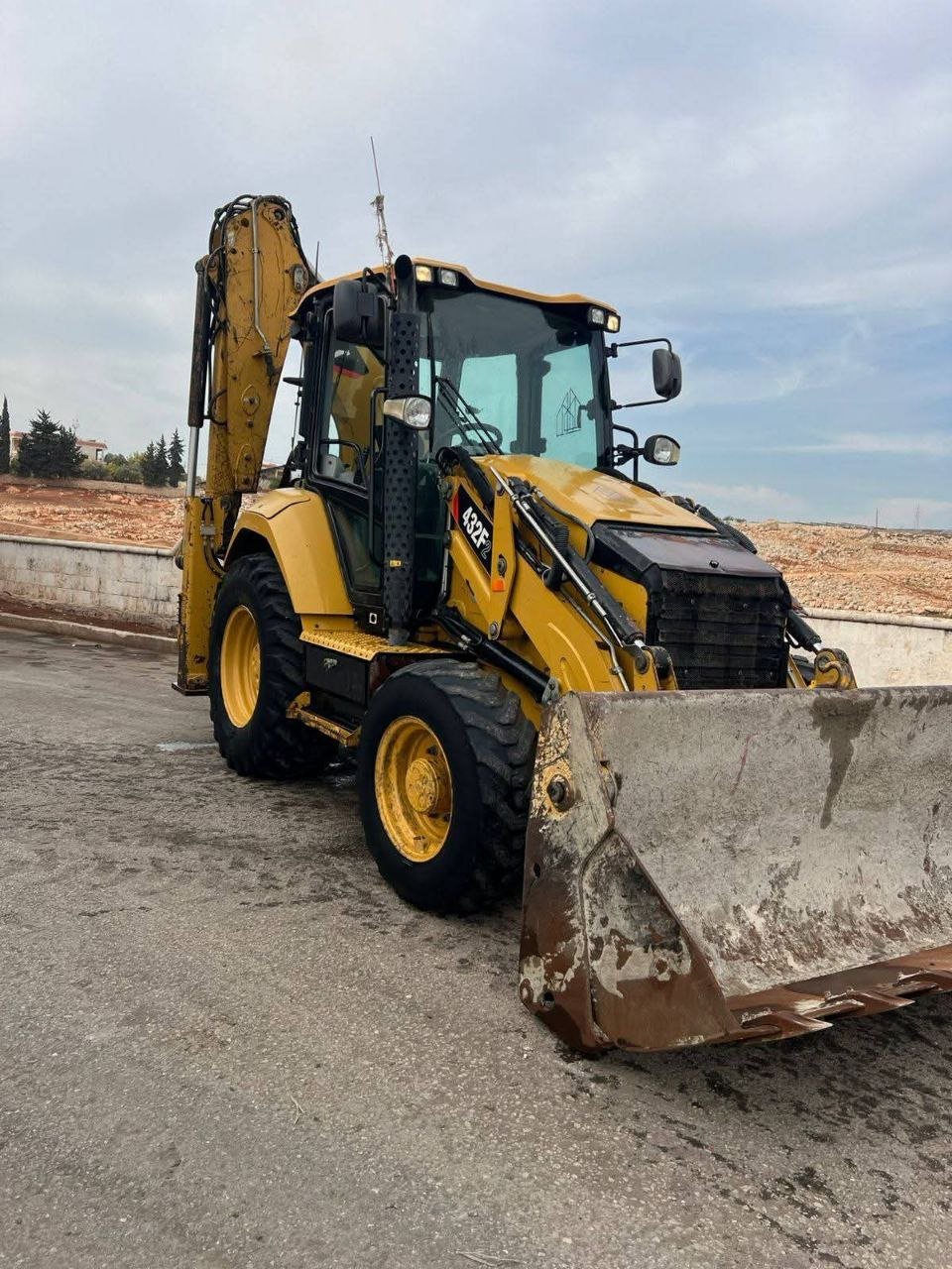 Caterpillar bulldozer for sale in Damascus, Caterpillar 432, 2019 model, located in Damascus, the best site for selling trucks and heavy equipment in Syria