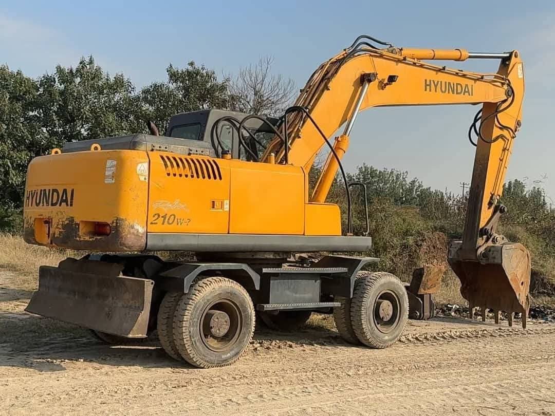 Hyundai excavator for sale in Damascus, Hyundai 210 model 2016 available in Damascus, the best site for selling trucks and heavy equipment in Syria