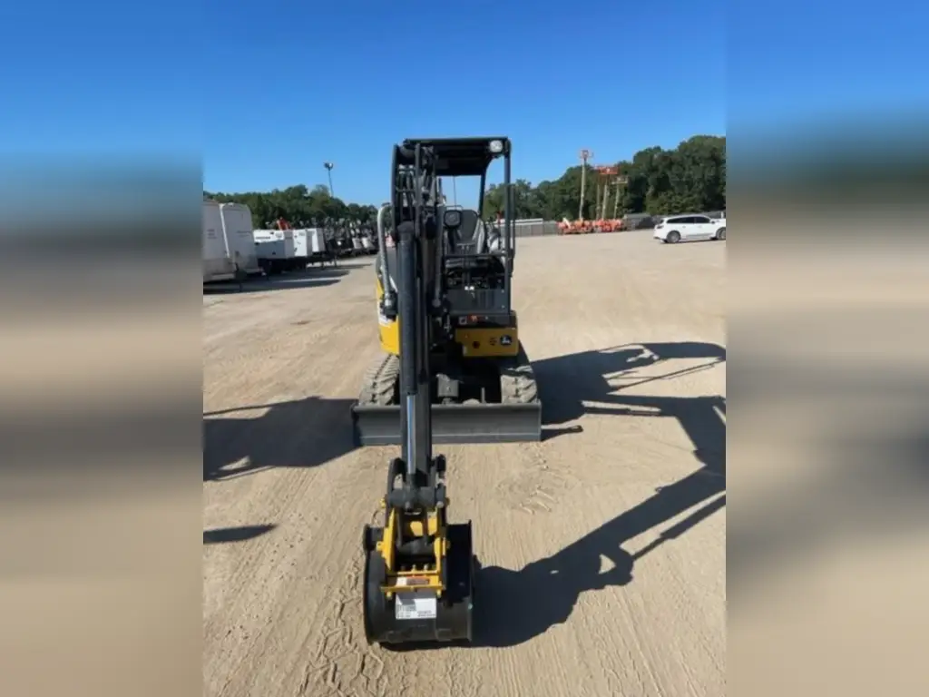 حفار DEERE للبيع في ادلب, DEERE 26Gs موديل 2012 تواجد ادلب, أفضل موقع لبيع الشاحنات والمعدات الثقيلة في سوريا