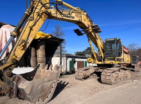 Komatsu excavator for sale in Idlib, Komatsu PC380 model 2011, located in Idlib, the best site for selling trucks and heavy equipment in Syria