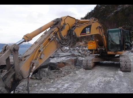 حفار CAT للبيع في ادلب, CAT 323DLC موديل 2006 تواجد ادلب, أفضل موقع لبيع الشاحنات والمعدات الثقيلة في سوريا