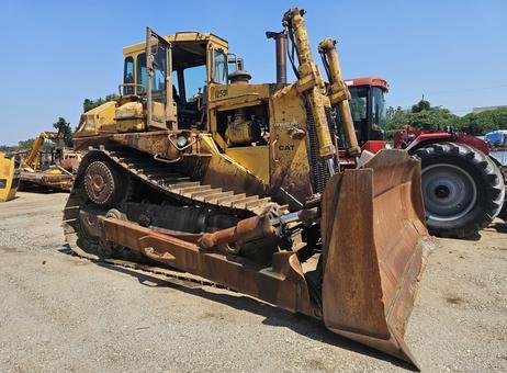 CAT bulldozer for sale in Idlib, CAT D8L model 1984, located in Idlib, the best site for selling trucks and heavy equipment in Syria