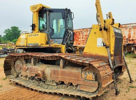 CAT bulldozer for sale in Idlib, CAT D9L model 1981, located in Idlib, the best site for selling trucks and heavy equipment in Syria