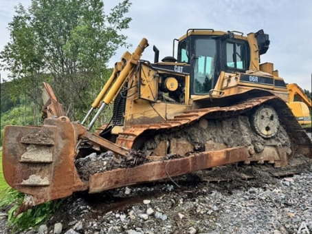 CATERPILLAR bulldozer for sale in Homs, CATERPILLAR D6R, 2006 model, located in Homs, the best site for selling trucks and heavy equipment in Syria