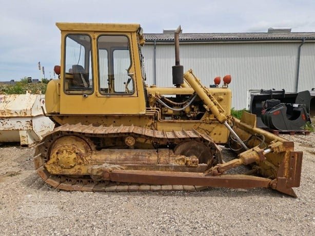 CATERPILLAR bulldozer for sale in Homs, CATERPILLAR D4D, 2002 model, located in Homs, the best site for selling trucks and heavy equipment in Syria