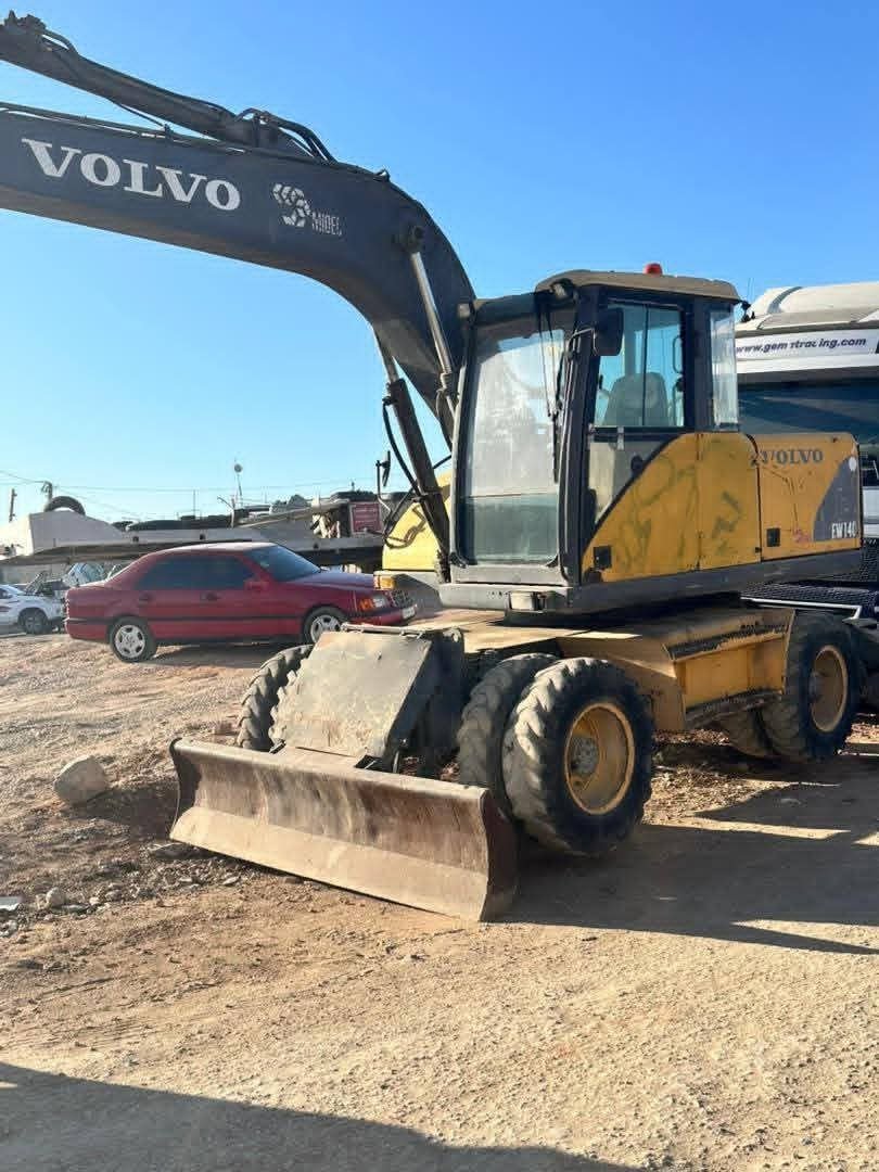 حفار فولفو للبيع في ادلب, فولفو 140 موديل 2010 تواجد ادلب, أفضل موقع لبيع الشاحنات والمعدات الثقيلة في سوريا