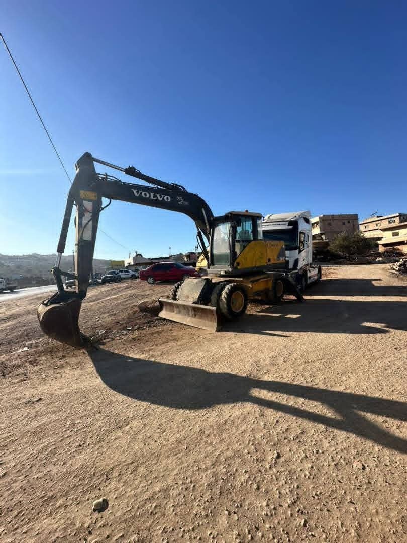 Volvo excavator for sale in Idlib, Volvo 140 model 2010 located in Idlib, the best site for selling trucks and heavy equipment in Syria