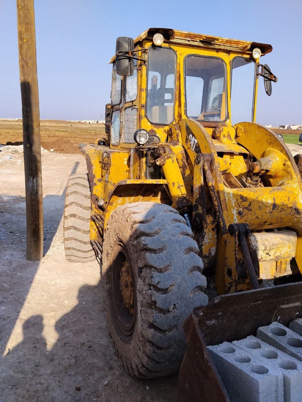Loader Caterpillar for sale in Idlib, Caterpillar 44 model 2002, located in Idlib, the best site for selling trucks and heavy equipment in Syria