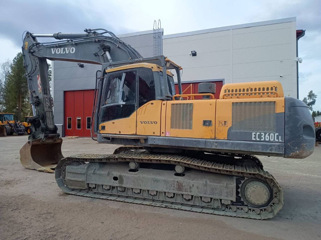 Volvo excavator for sale in Idlib, Volvo 360 model 2016 available in Idlib, the best site for selling trucks and heavy equipment in Syria