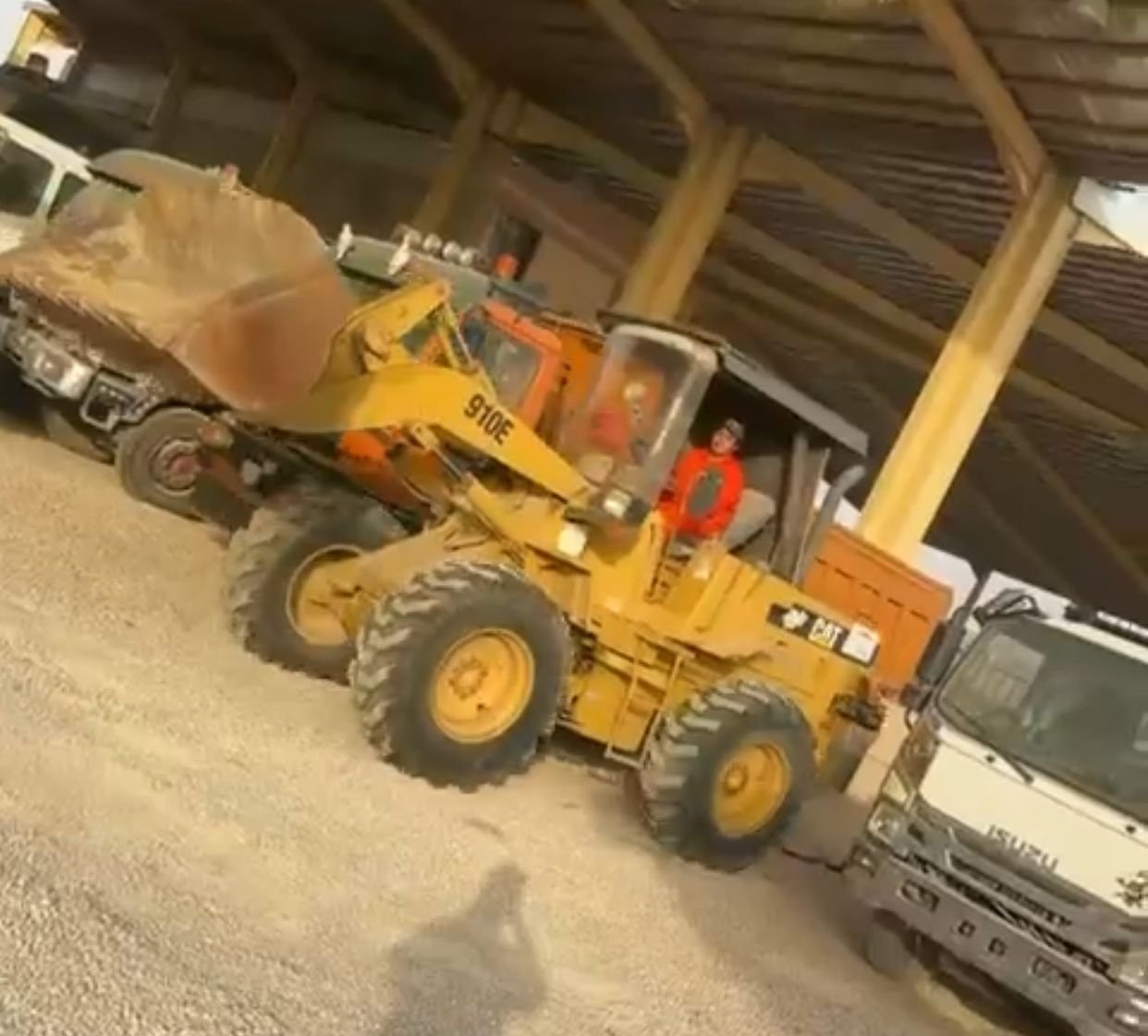 عرض جديد للمعدات في سوريا, تركس كتربلر 910 اي , بسعر ممتاز, يوجد فيديو