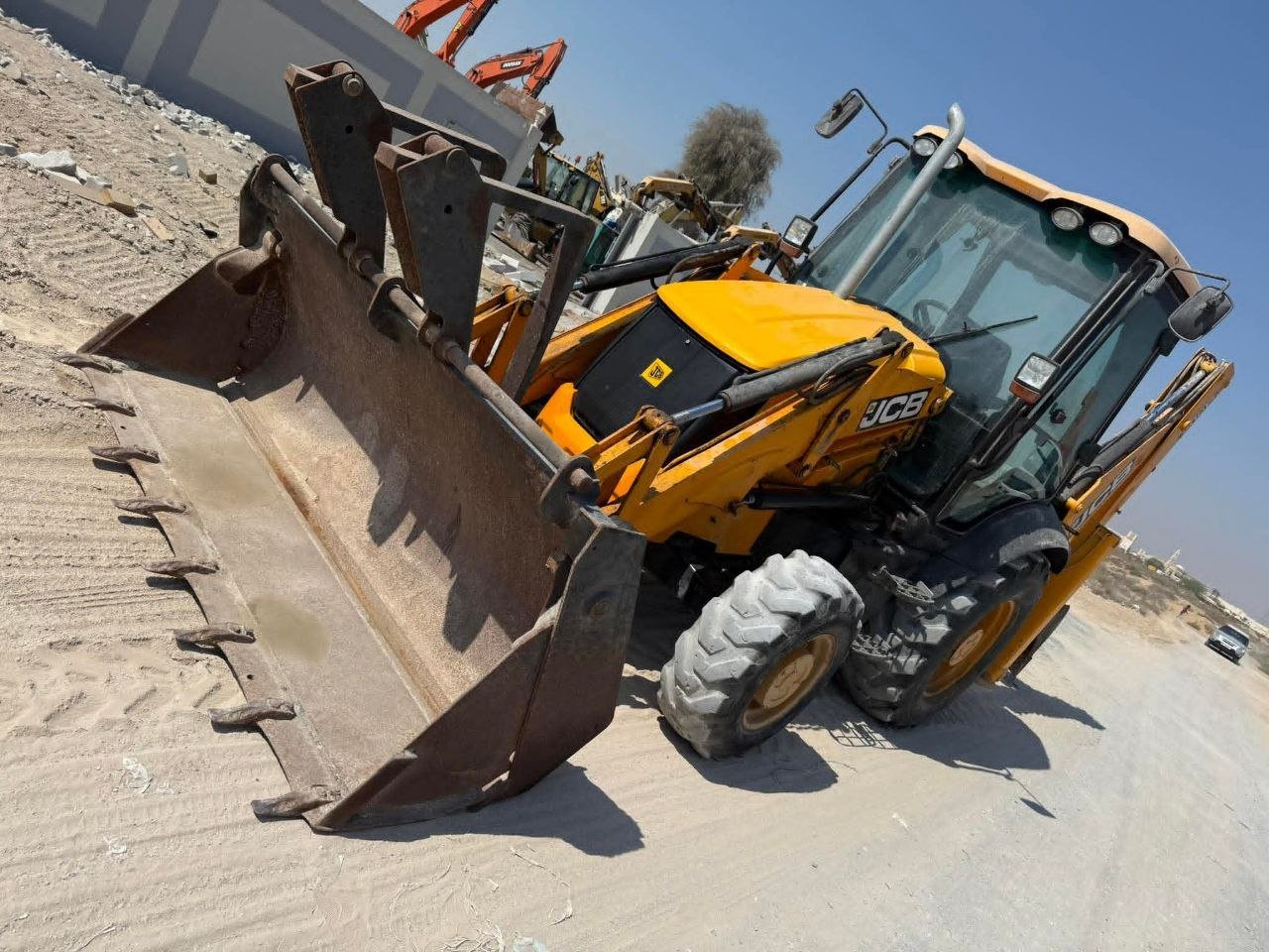 لودر JCB للبيع في ادلب, JCB 3cx موديل 2010 تواجد ادلب, أفضل موقع لبيع الشاحنات والمعدات الثقيلة في سوريا
