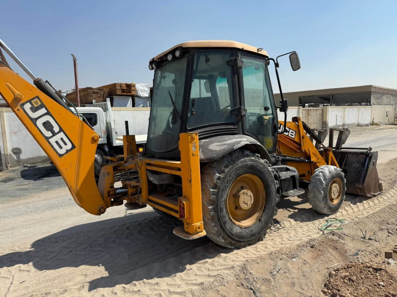 لودر JCB للبيع في ادلب, JCB 3cx موديل 2010 تواجد ادلب, أفضل موقع لبيع الشاحنات والمعدات الثقيلة في سوريا