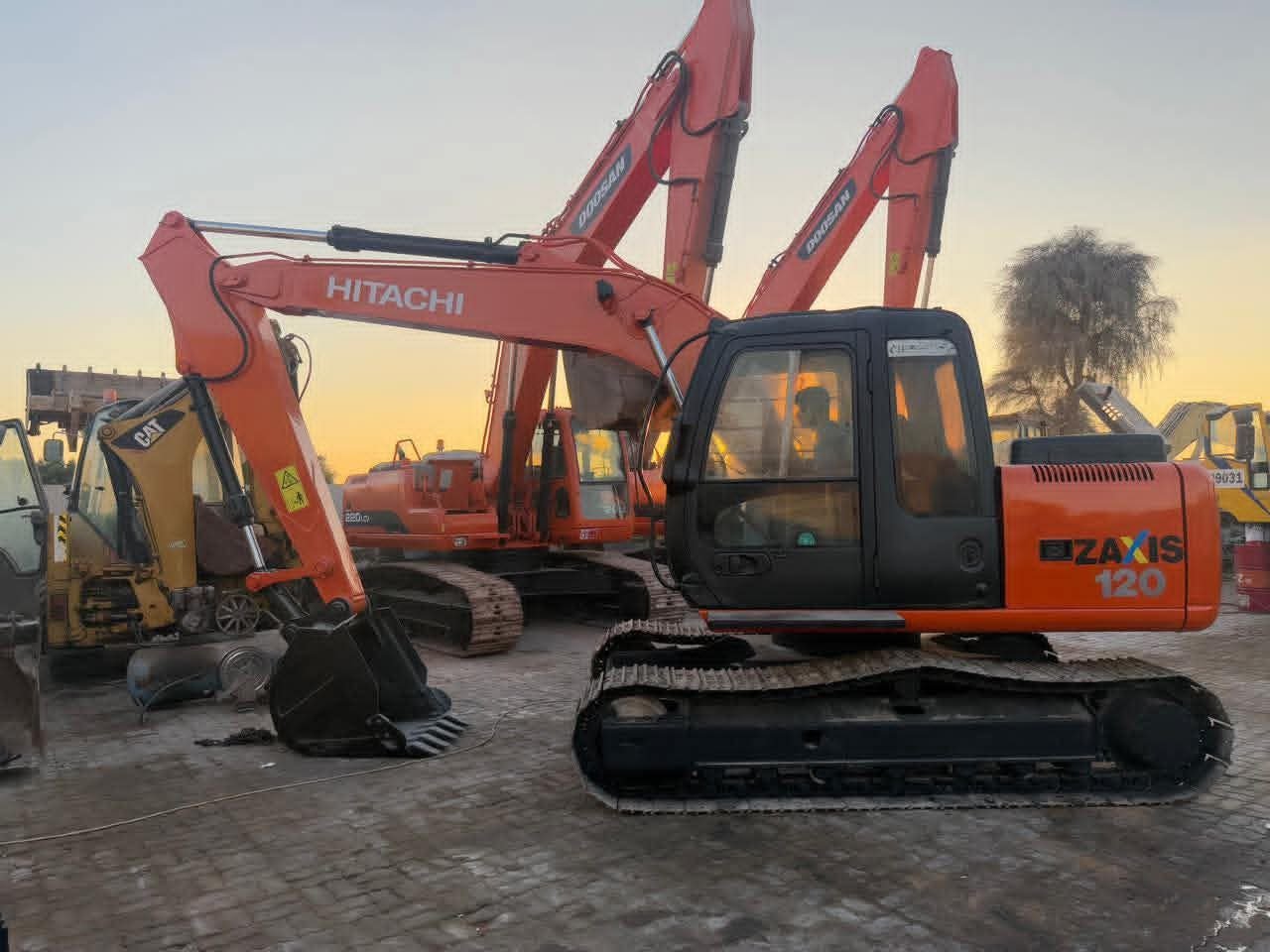 Hitachi excavator for sale in Idlib, Hitachi ZX120 model 2015 available in Idlib, the best site for selling trucks and heavy equipment in Syria