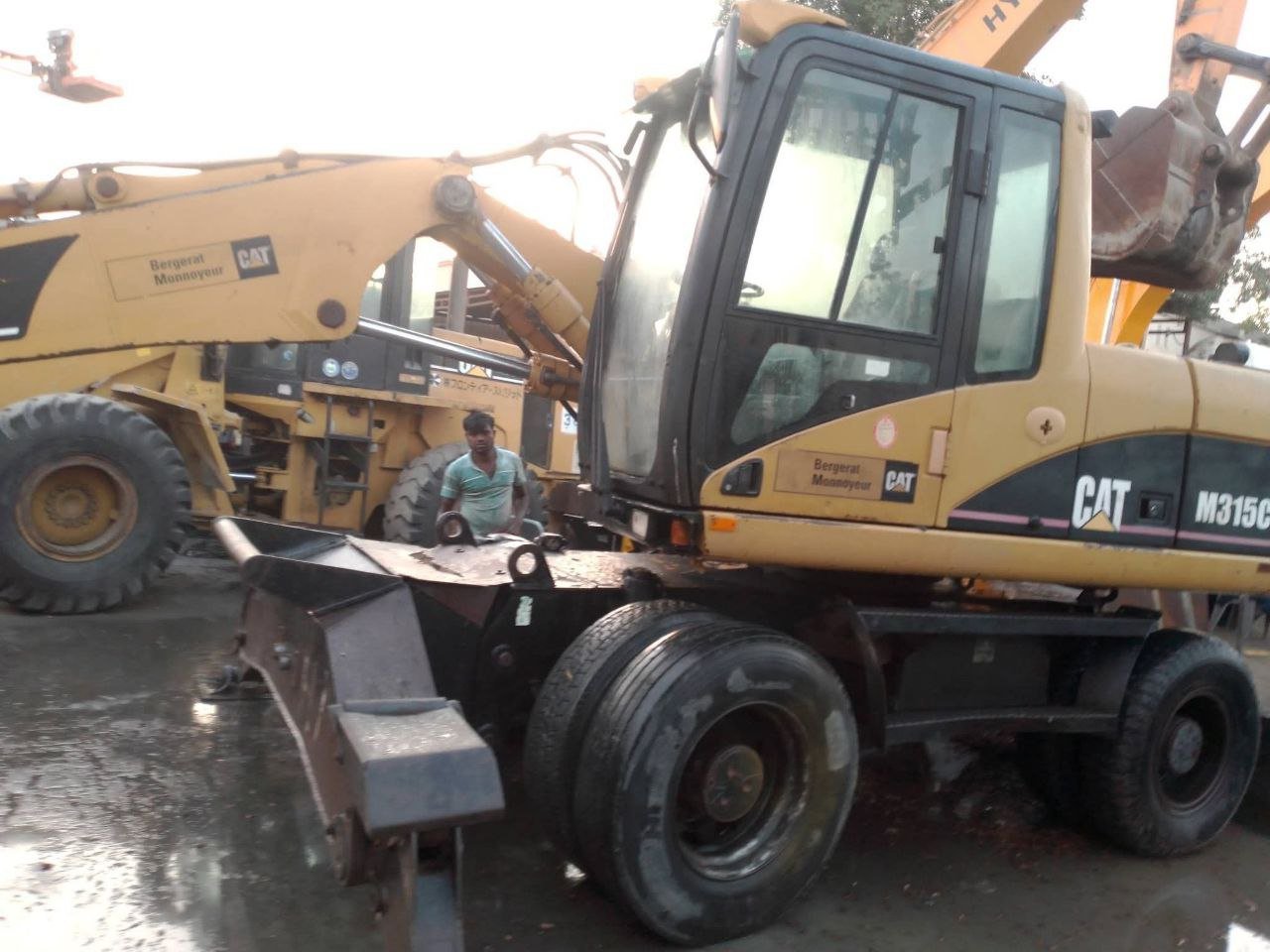 Caterpillar excavator for sale in Damascus, Caterpillar 315 model 2007 located in Damascus, the best site for selling trucks and heavy equipment in Syria