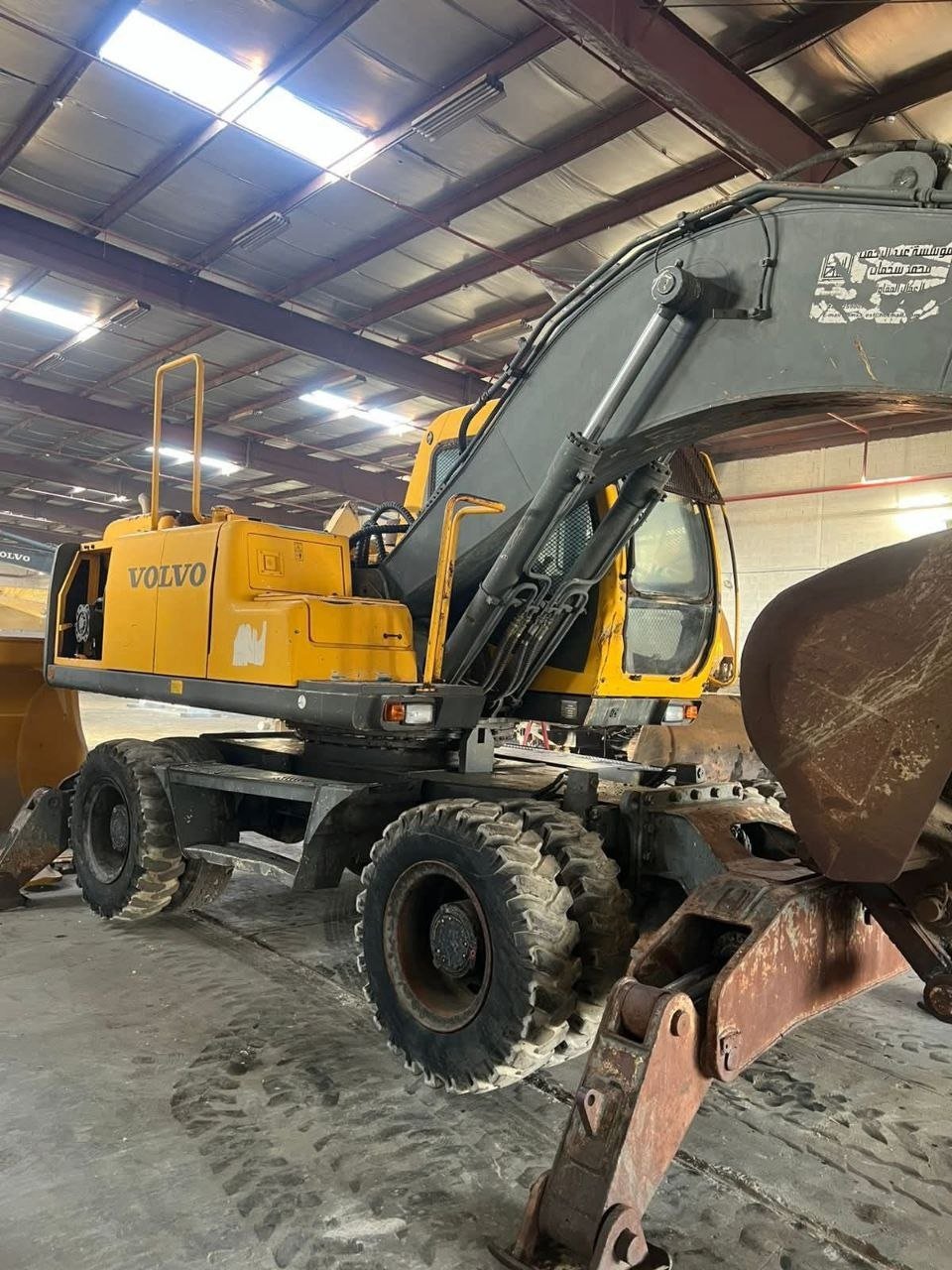 Volvo excavator for sale in Idlib, Volvo 170 model 2001 located in Idlib, the best site for selling trucks and heavy equipment in Syria
