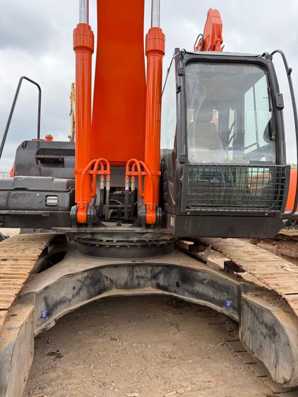 حفار هيتاشي للبيع في الرقة, هيتاشي 350 موديل 2010 تواجد الرقة, أفضل موقع لبيع الشاحنات والمعدات الثقيلة في سوريا