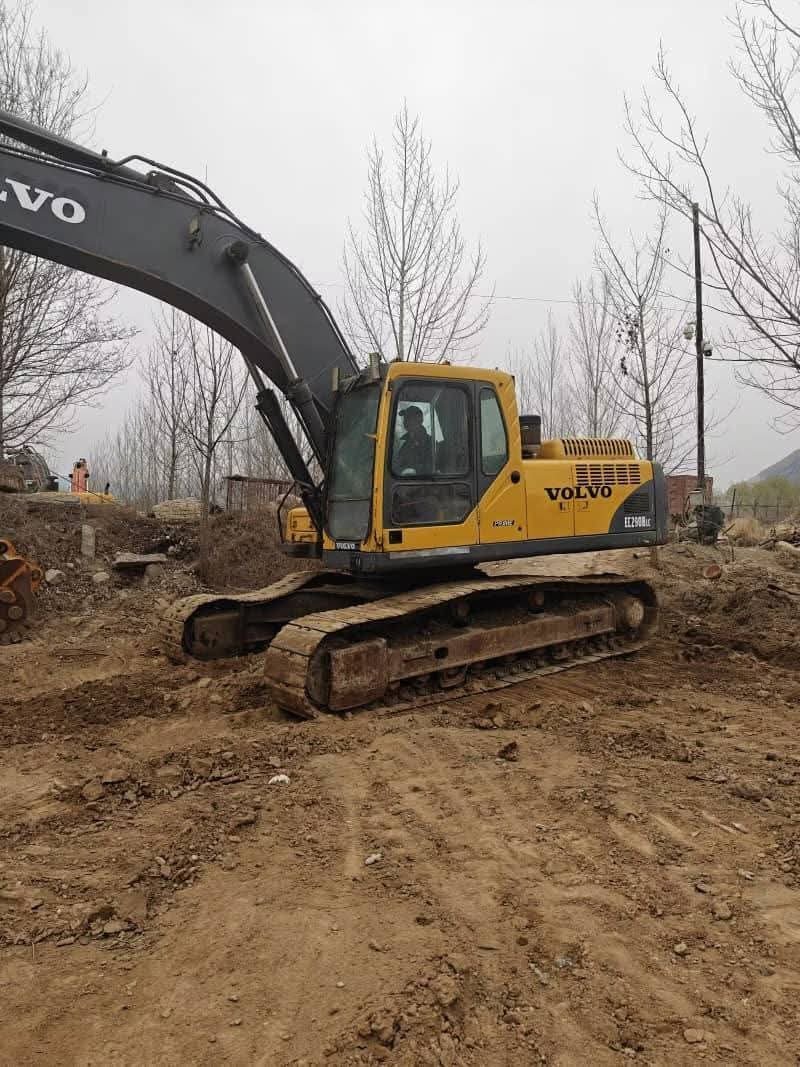 Volvo excavator for sale in Damascus, Volvo 140 model 2011 located in Damascus, the best site for selling trucks and heavy equipment in Syria