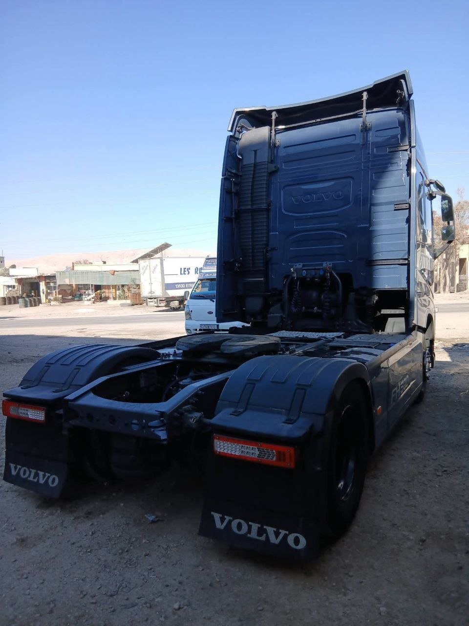 راس شاحنة فولفو للبيع في ادلب, فولفو 2015 موديل 500 تواجد ادلب, أفضل موقع لبيع الشاحنات والمعدات الثقيلة في سوريا