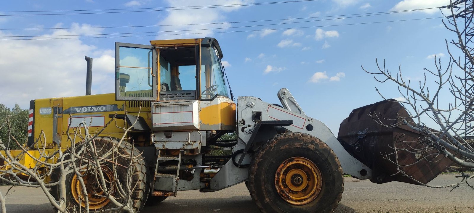 للبيع: تركس فولفو Volvo L120C موديل 2000 وارد بريطانيا - تواجد درعا