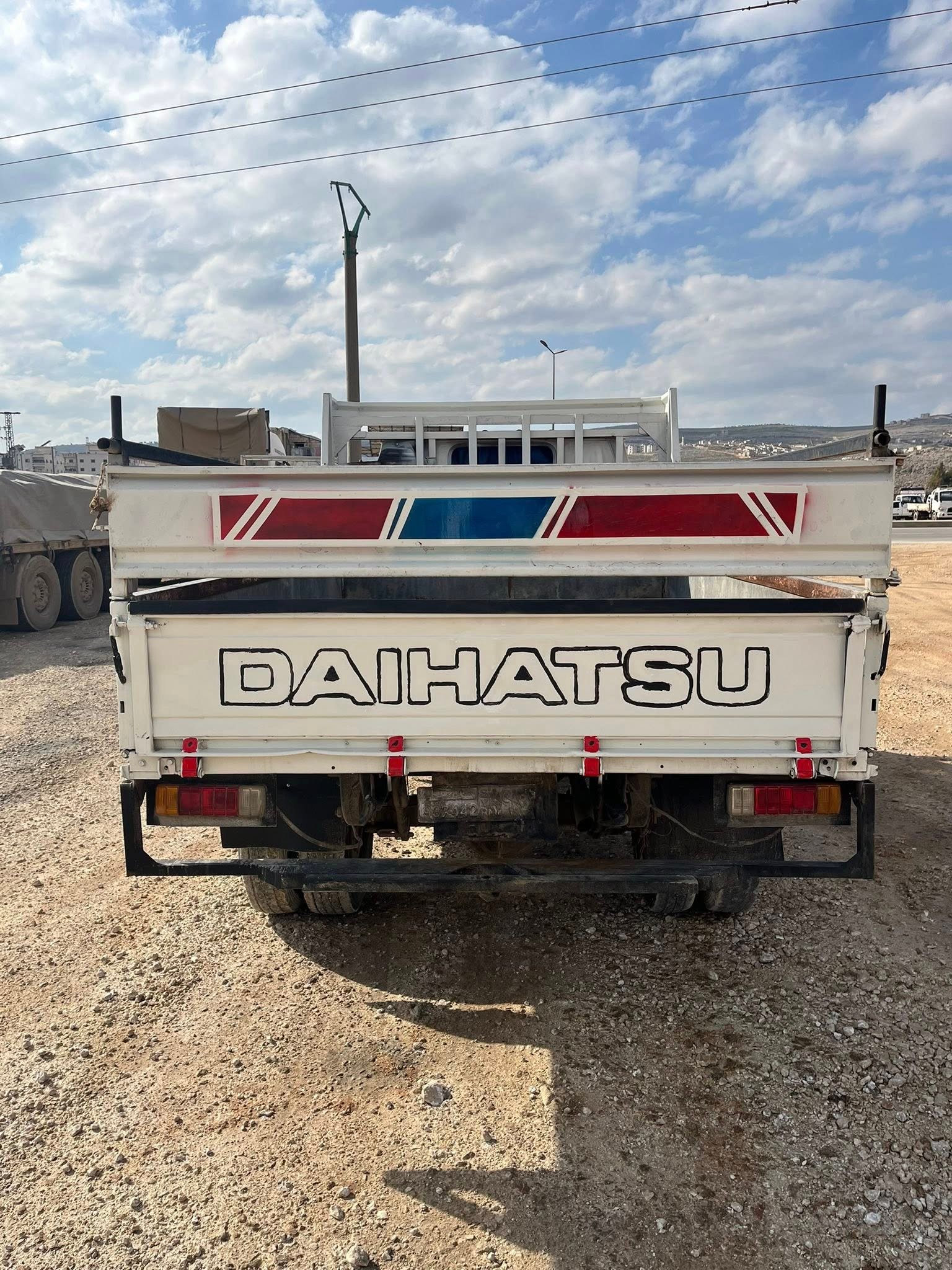 للبيع شاحنة ديهاتسو ياباني, موديل 2005, تواجد سرمدا
