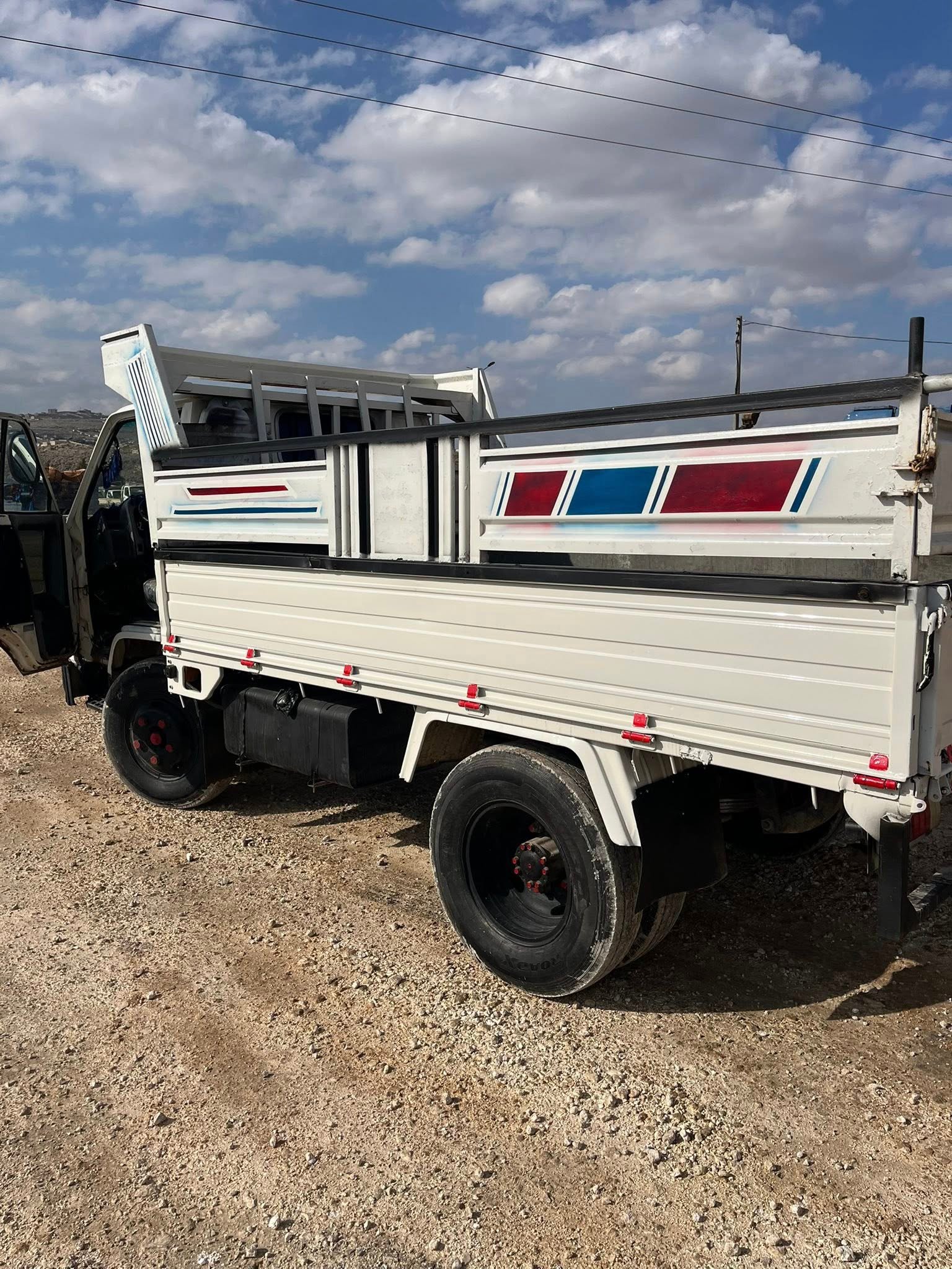 للبيع شاحنة ديهاتسو ياباني, موديل 2005, تواجد سرمدا