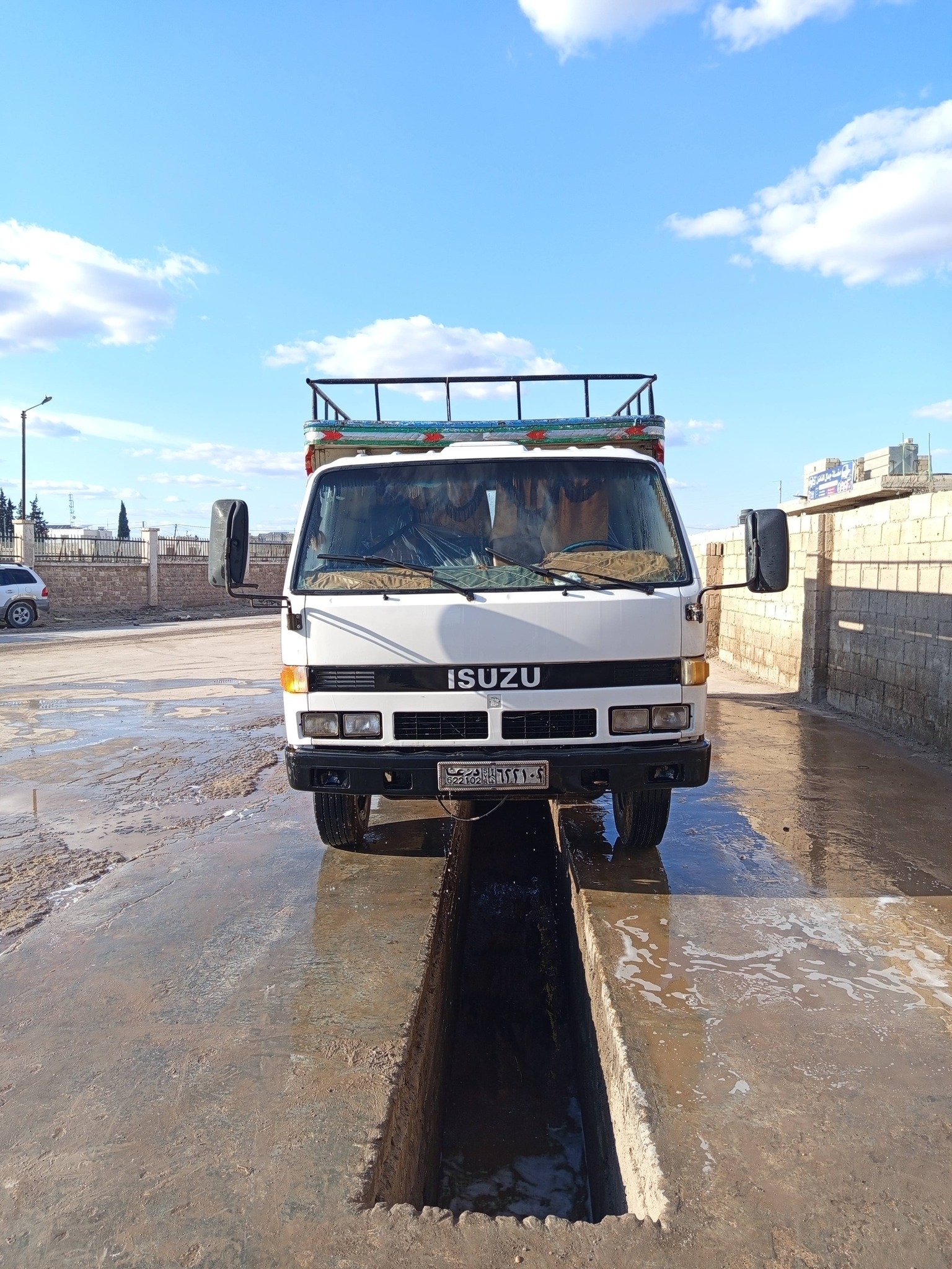 شاحنة سوزو (Isuzu) للبيع في دمشق - محرك 25