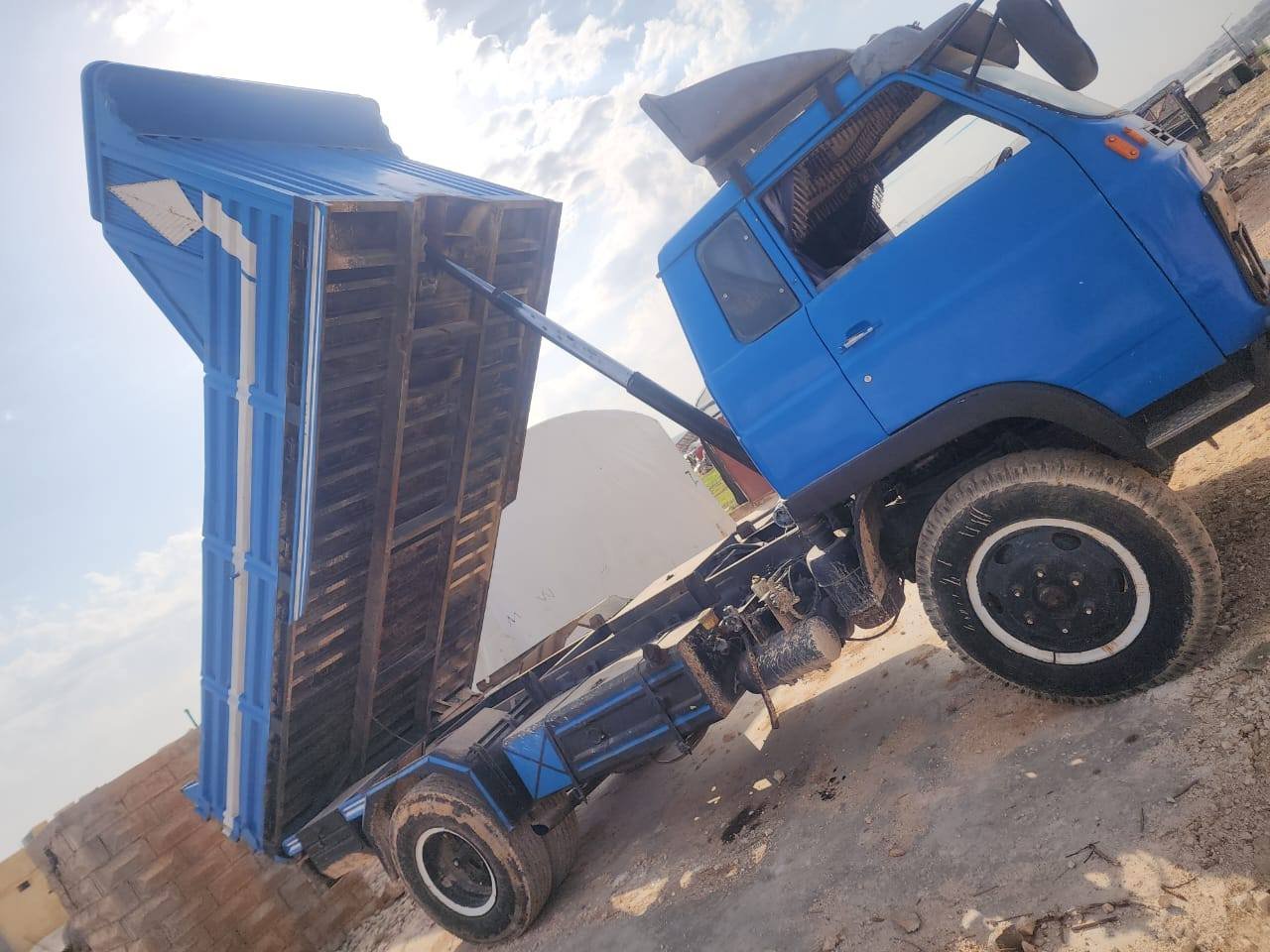For Sale: Isuzu Tipper Truck 1980 - Located in Sarmada
