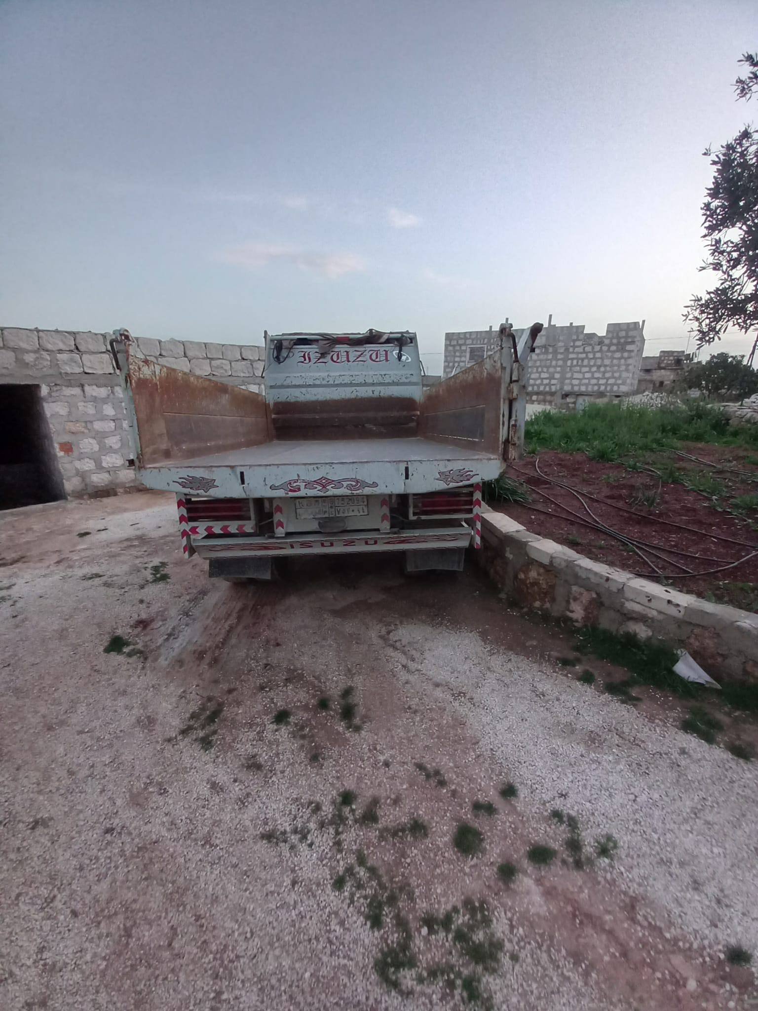 للبيع: شاحنة إيسوزو 28 - ريف حلب